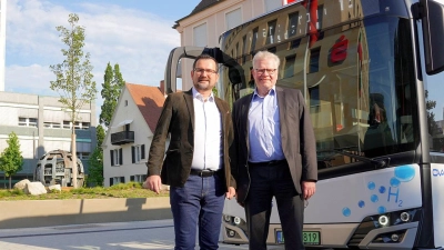 V.l. Leiter des Stadtbusverkehrs Michael Steinmetz und Oberbürgermeister Thomas Ebersberger. (Foto: red)