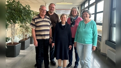 Sie schenken Zeit und wünschen sich Verstärkung: Hans-Joachim Kuchler, Gisela Unterburger und Andrea Gulich (vorne von links) gehören zum Team des ehrenamtlichen Besuchsdienstes am Klinikum Bayreuth. Unterstützt werden sie dabei von Pfarrer Johannes Neugebauer und Barbara Maier-Schäfer (hinten von links) von der evangelischen und katholischen Klinikseelsorge (Foto: Klinikum Bayreuth)