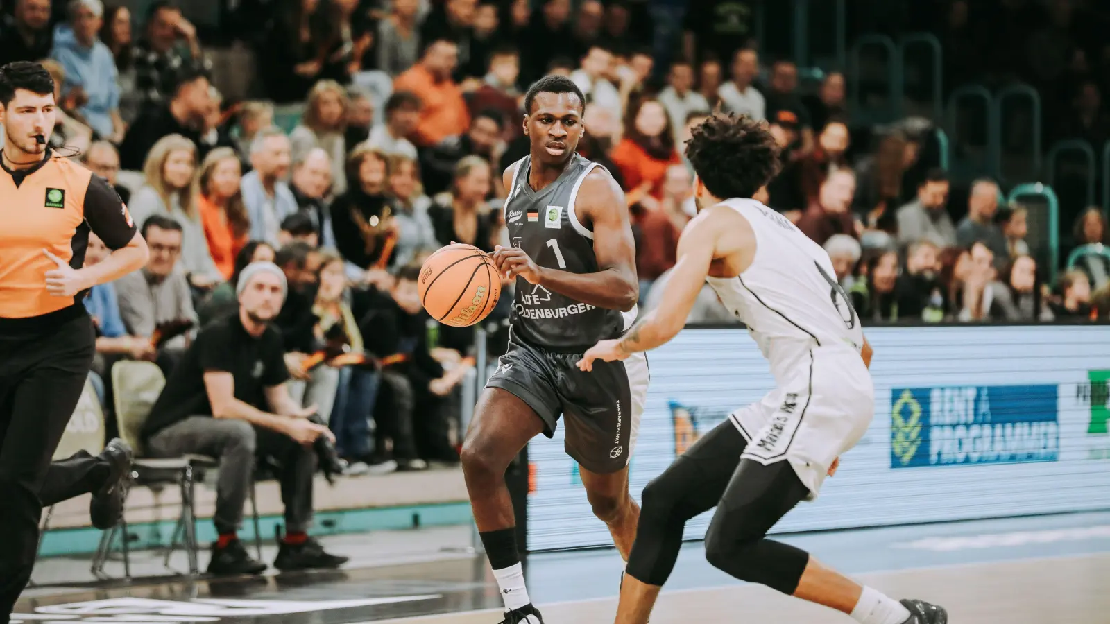 Joshua Bonga (links, am Ball, hier im Trikot der SBB Baskets Wolmirstedt beim Gastspiel in der vergangenen Saison in der Oberfrankenhalle) verstärkt in der neuen Spielzeit 2026/27 das Team von Medikamente per Klick Bayreuth. (Foto: Thorsten Ochs)