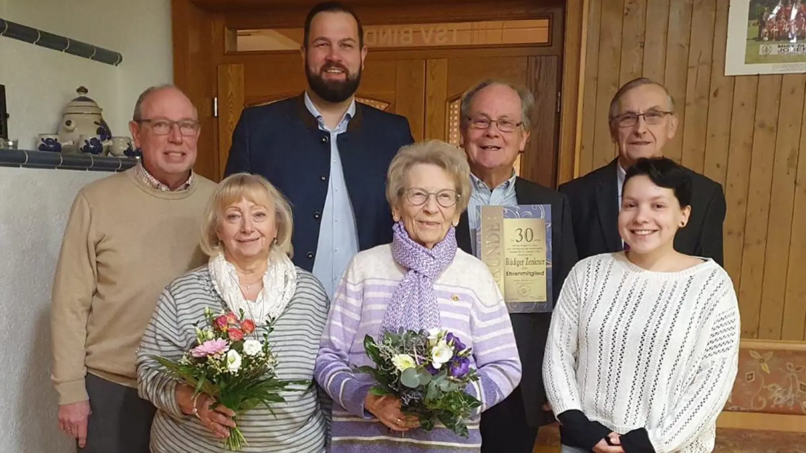 Von links: Vorstand Bernhard Heuberger, Ehrenmitglied Ursula Zenkner, Bürgermeister Christian Brunner, Jubilarin Waltraut Hartmann, Ehrenmitglied Rüdiger Zenkner, 2. Vorstand Roman Friedrich, Chorleiterin Eva-Maria Nitsche. (Foto: Edeltraut Heuberger)