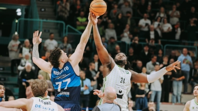 Yvan Ouedraogo (rechts), hier bei seinem ersten Spiel für Bayreuth beim Sprungball gegen Bremerhaven, verlässt den BBC nach sechs Spielen wieder.. (Foto: Thorsten Ochs)