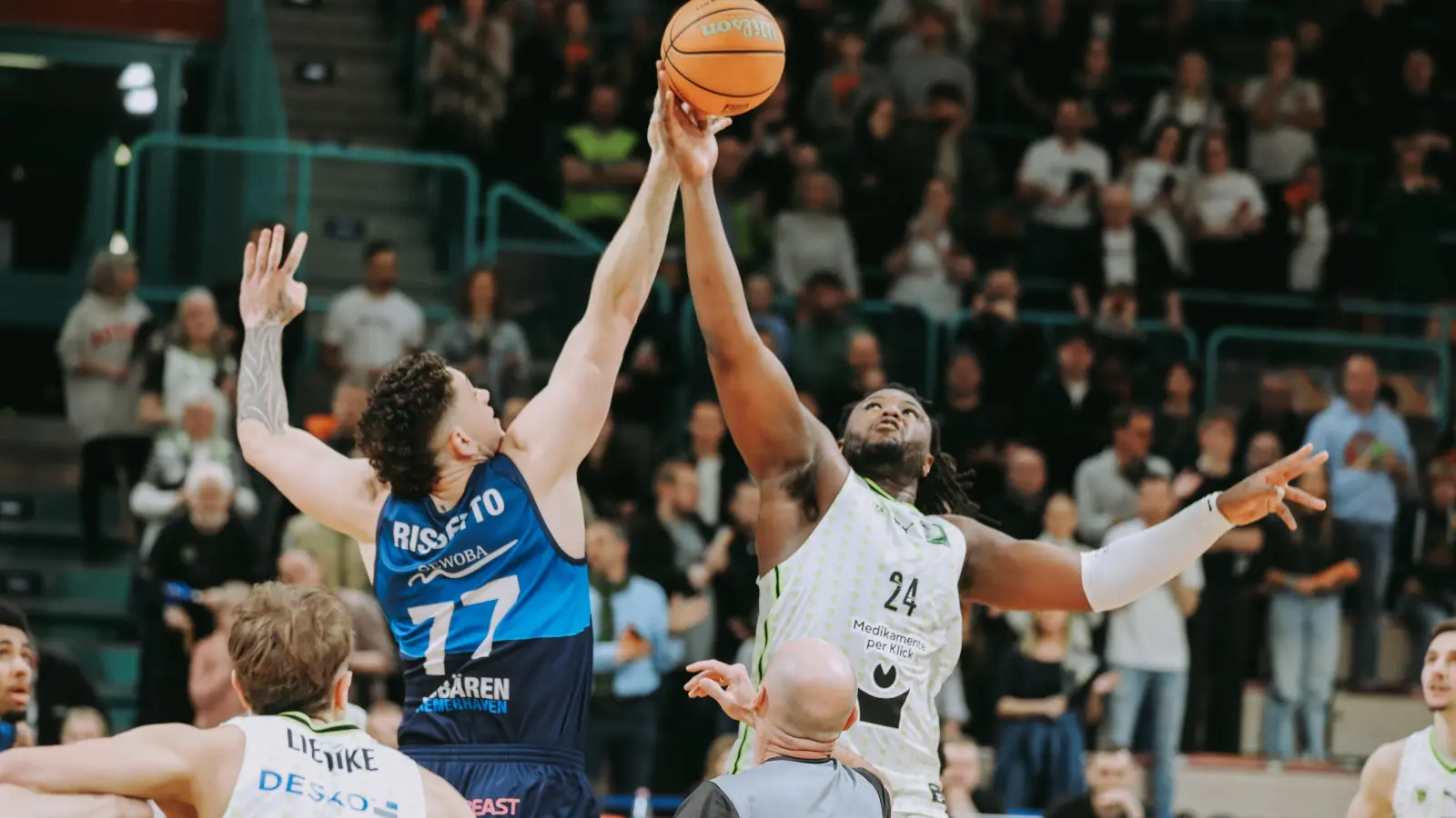 Beim Spiel am vergangenen Samstag gewann Yvan Quedraogo (rechts) als Starter gleich mal den Sprungball gegen Bremerhaven. (Foto: Thorsten Ochs)