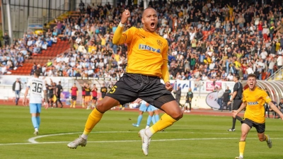 Jann George von der SpVgg Bayreuth erzielt das Siegtor gegen 1860 München. (Foto: Stefan Dörfler)