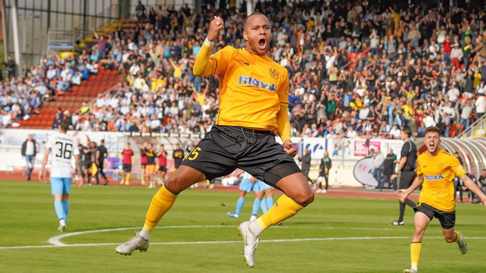 Jann George von der SpVgg Bayreuth erzielt das Siegtor gegen 1860 München. (Foto: Stefan Dörfler)