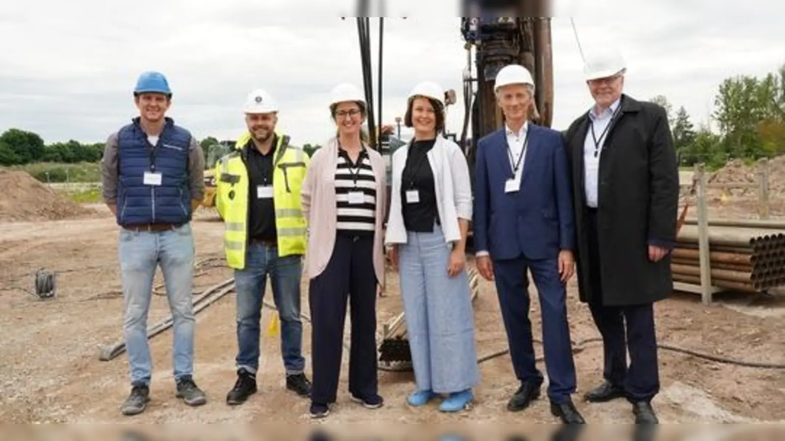 V.l.: Sebastian Schäffler (Leiter Energiekonzepte BauGrund Süd), Dennis Holland (Vertriebsleiter Deutschland GETEC), Claudia Ruf (mahl gebhard konzepte), Marie Schwerdt (Architekturbüro Reinhart + Partner), Emmanuel Thomas (Geschäftsführer Concept Bau) und Thomas Ebersberger (Oberbürgermeister Bayreuth). (Foto: red )