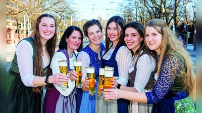 Die vorjährigen Kandidatinnen zur Wahl der Bayerischen Bierkönigin 2025/26 mit der später gewählten Bierkönigin Anna Winkler aus Unterfranken (Zweite von rechts). 	 (Foto: Archivbild / Bay. Brauerbund)