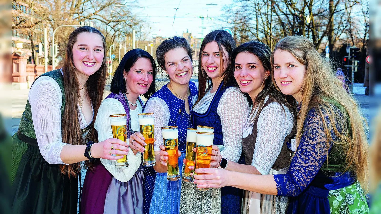 Die vorjährigen Kandidatinnen zur Wahl der Bayerischen Bierkönigin 2025/26 mit der später gewählten Bierkönigin Anna Winkler aus Unterfranken (Zweite von rechts). 	 (Foto: Archivbild / Bay. Brauerbund)