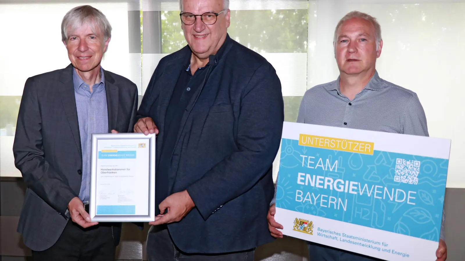 Der Regierungsvizepräsident von Oberfranken Thomas Engel (links) hat die Handwerkskammer für Oberfranken (HWK), vertreten durch ihren Hauptgeschäftsführer Reinhard Bauer (Mitte), zum offiziellen „Unterstützer im Team Energiewende Bayern” ernannt. Energiekoordinator der Regierung von Oberfranken Alexander Wagner (rechts) gratulierte zu der Ernennung. (Foto:  Ulrich Förtsch, Handwerkskammer für Oberfranken)
