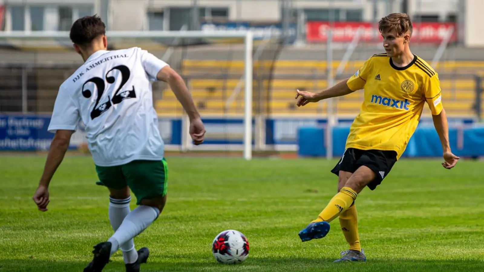 Dennis Lippert (re.) spielte gegen Rosenheim 90 Minuten durch. (Foto: Peter Glaser)