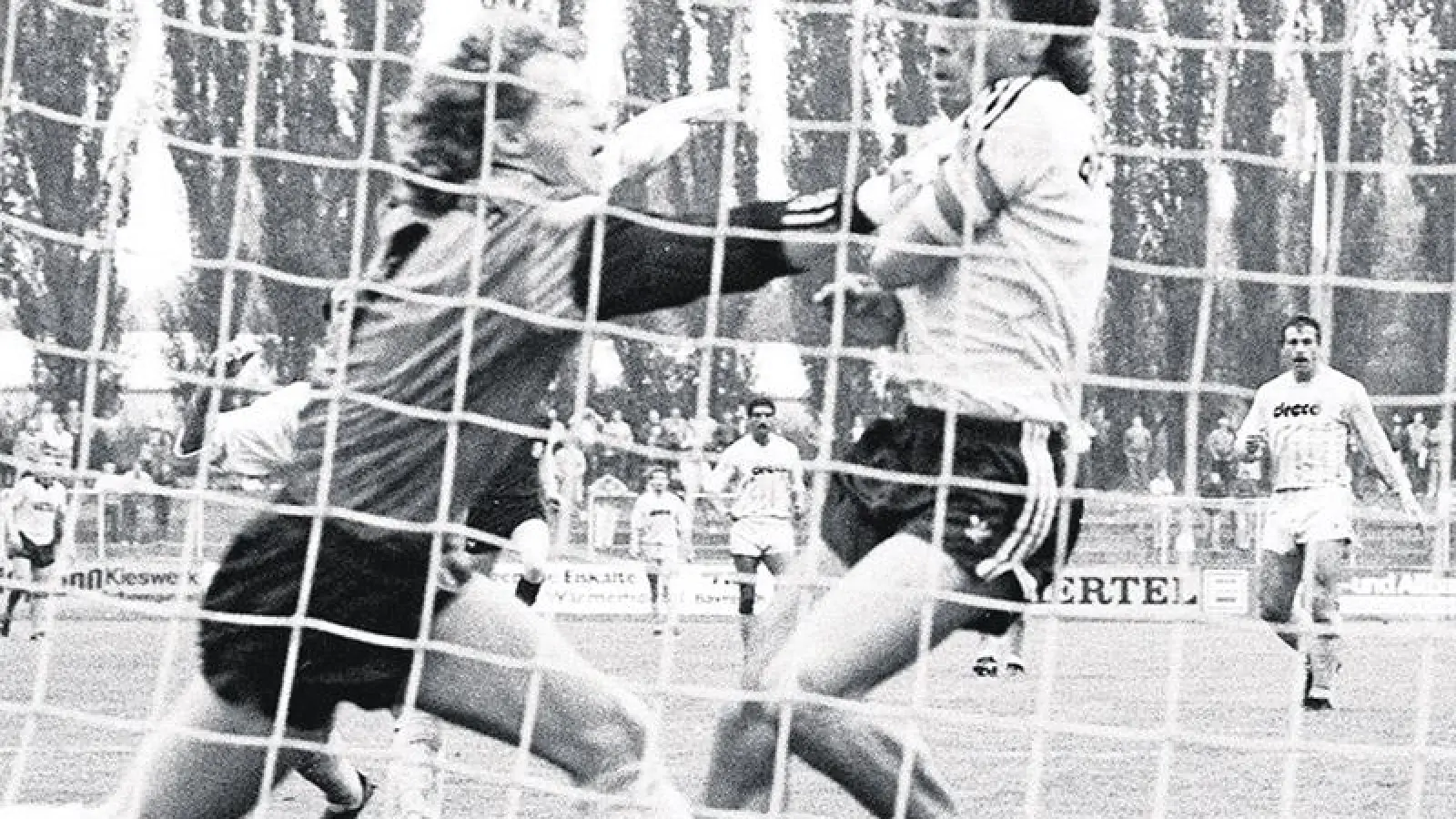Rüdiger Scheler (hier bei einem Treffer im Spiel gegen Alemannia Aachen am 26. September 1987) erzielte am 13. Mai 1990 das letzte Tor in der Zweitligageschichte der SpVgg Bayreuth. (Foto: Volke)