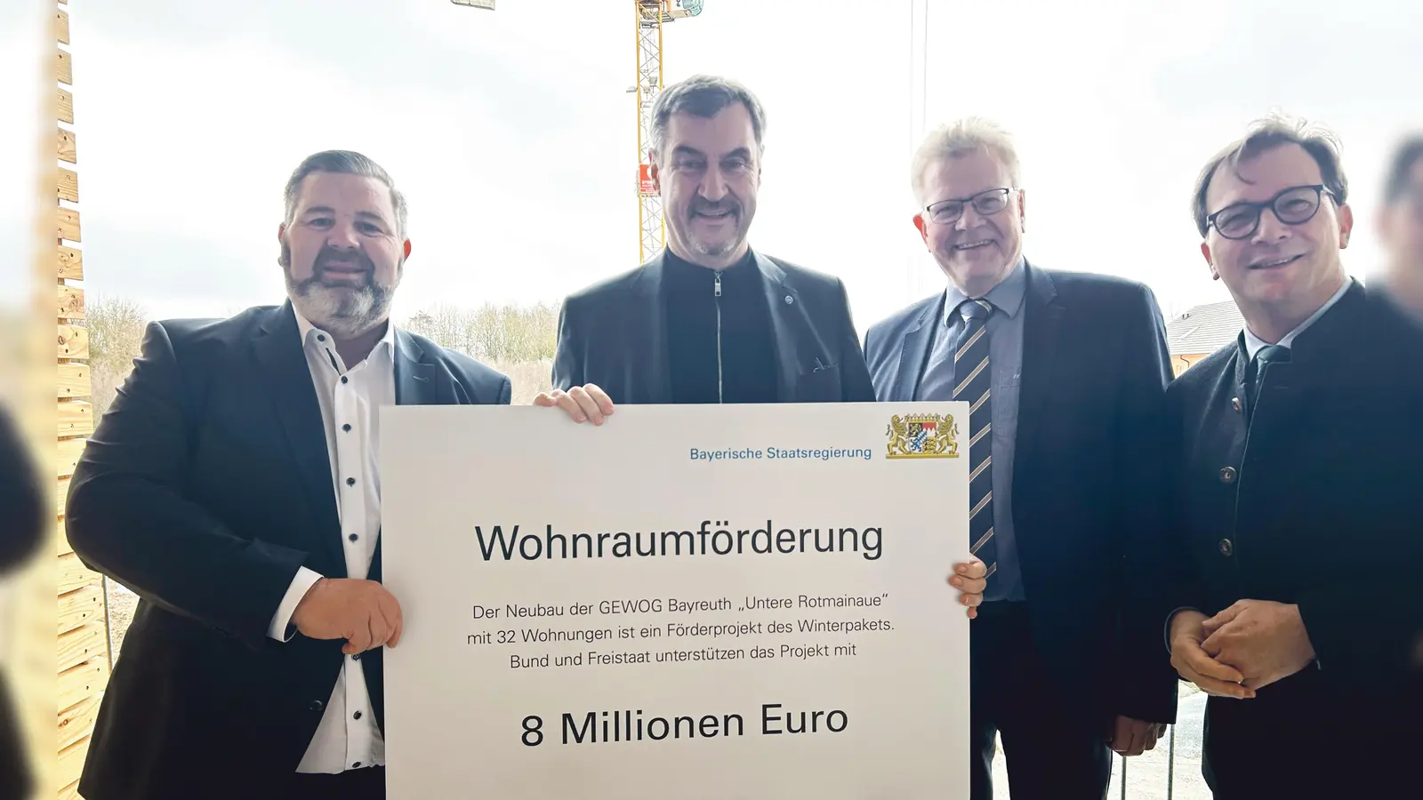 Bei der Übergabe der Förderzusage: V.l. GEWOG-Geschäftsführer Jürgen Kastner, Ministerpräsident Dr. Markus Söder, Oberbürgermeister Stadt Bayreuth Thomas Ebersberger und MdL Franc Dierl. (Foto: jm)