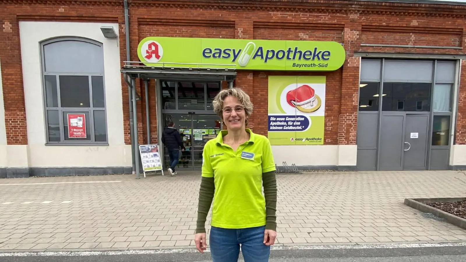 Apothekerin Wencke Mühlhäuser vor der easyApotheke in der Leuschnerstraße: Viele Kunden kommen mit dem Auto. (Foto: jle)