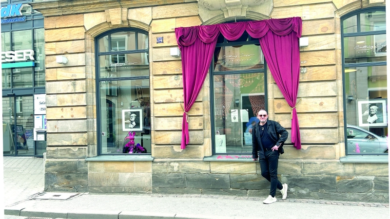 Andreas Nuissl vor seinem Geschäft in der Richard-Wagner-Straße 34, dessen Schaufenster er zum Jubiläum der Bayreuther Festspiele 2026 als kleine Festspielbühne gestaltet hat.  (Foto: gmu)