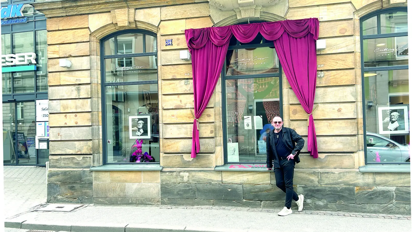 Andreas Nuissl vor seinem Geschäft in der Richard-Wagner-Straße 34, dessen Schaufenster er zum Jubiläum der Bayreuther Festspiele 2026 als kleine Festspielbühne gestaltet hat.  (Foto: gmu)