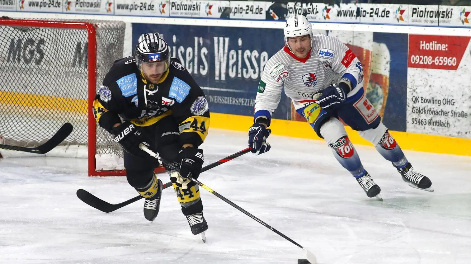 Kevin Kunz und Co. durften jubeln: Am Ende stand ein 5:3 über den EV Landshut. (Foto: Peter Kolb)