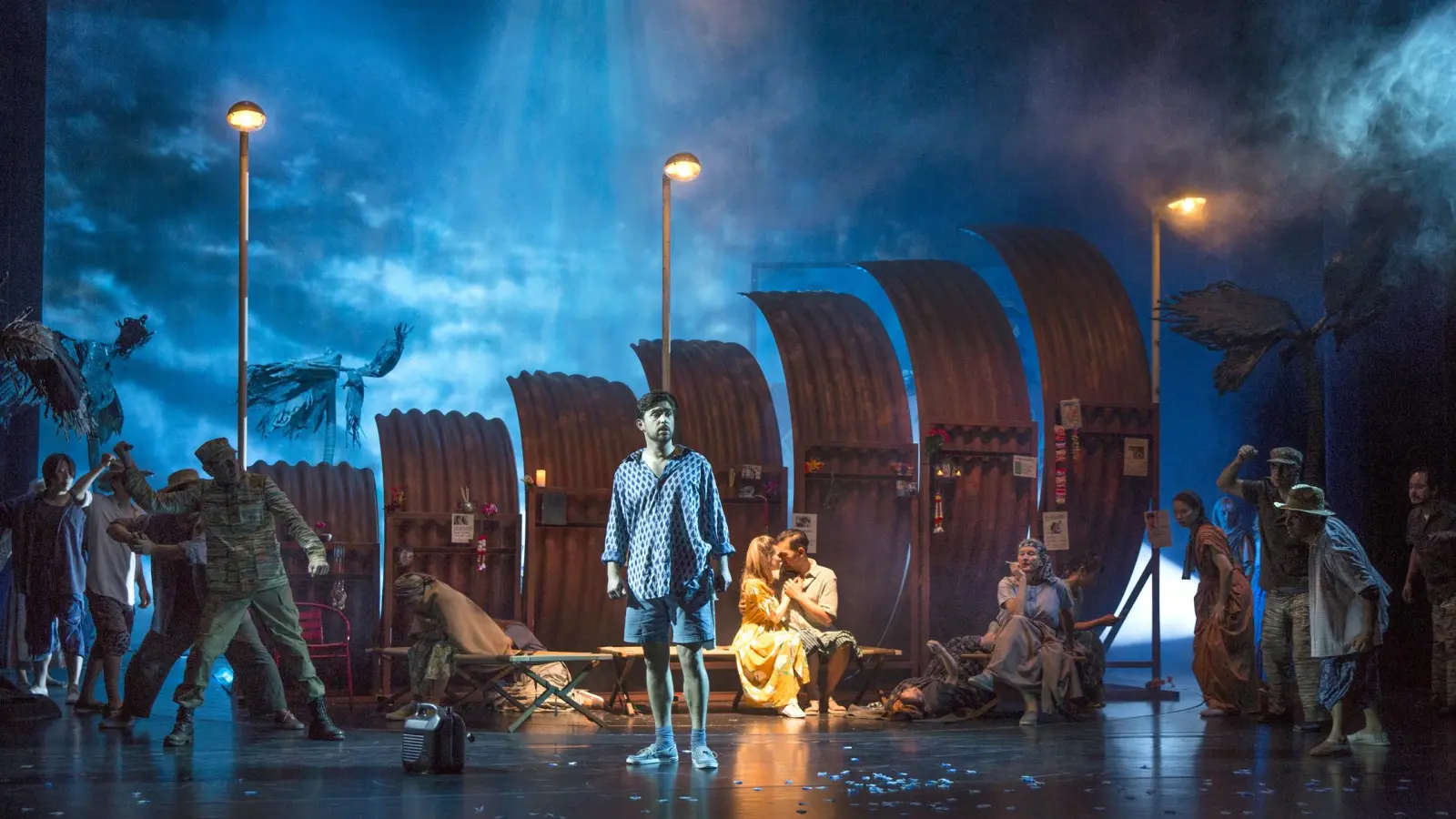 Auf dem Bild: Andrii Chakov (Zurga), Annina Olivia Battaglia (Leïla), Minseok Kim (Nadir), Chor (Foto: Harald Dietz)