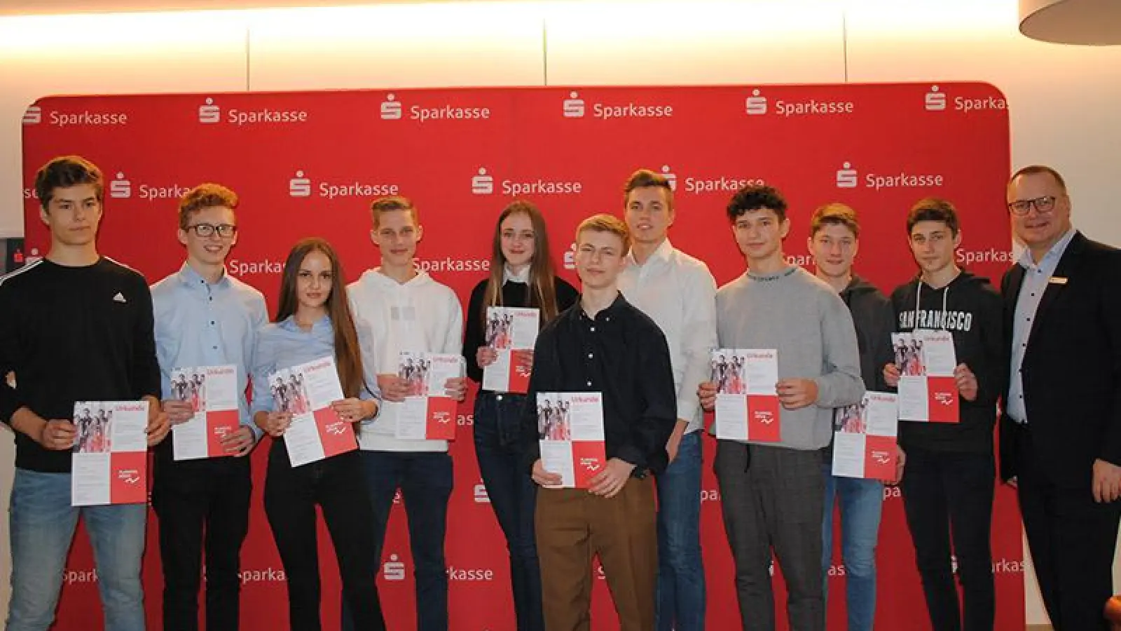 Die Teamleiter bei der Überreichung der Urkunden in der Filiale der Sparkasse. (Foto: Jessica Mohr)