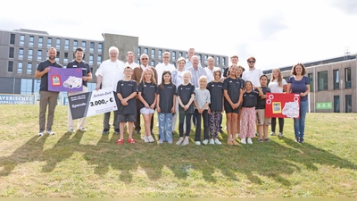 Als Anerkennung für ihr Engagement überreichte die Gisela und Jörg Schön-Stiftung eine Spende in Höhe von 3.000 Euro an die ehrenamtlichen Gemeinschaften des BRK Bayreuth. (Foto: Tobias Schif / BRK-Bayreuth.)