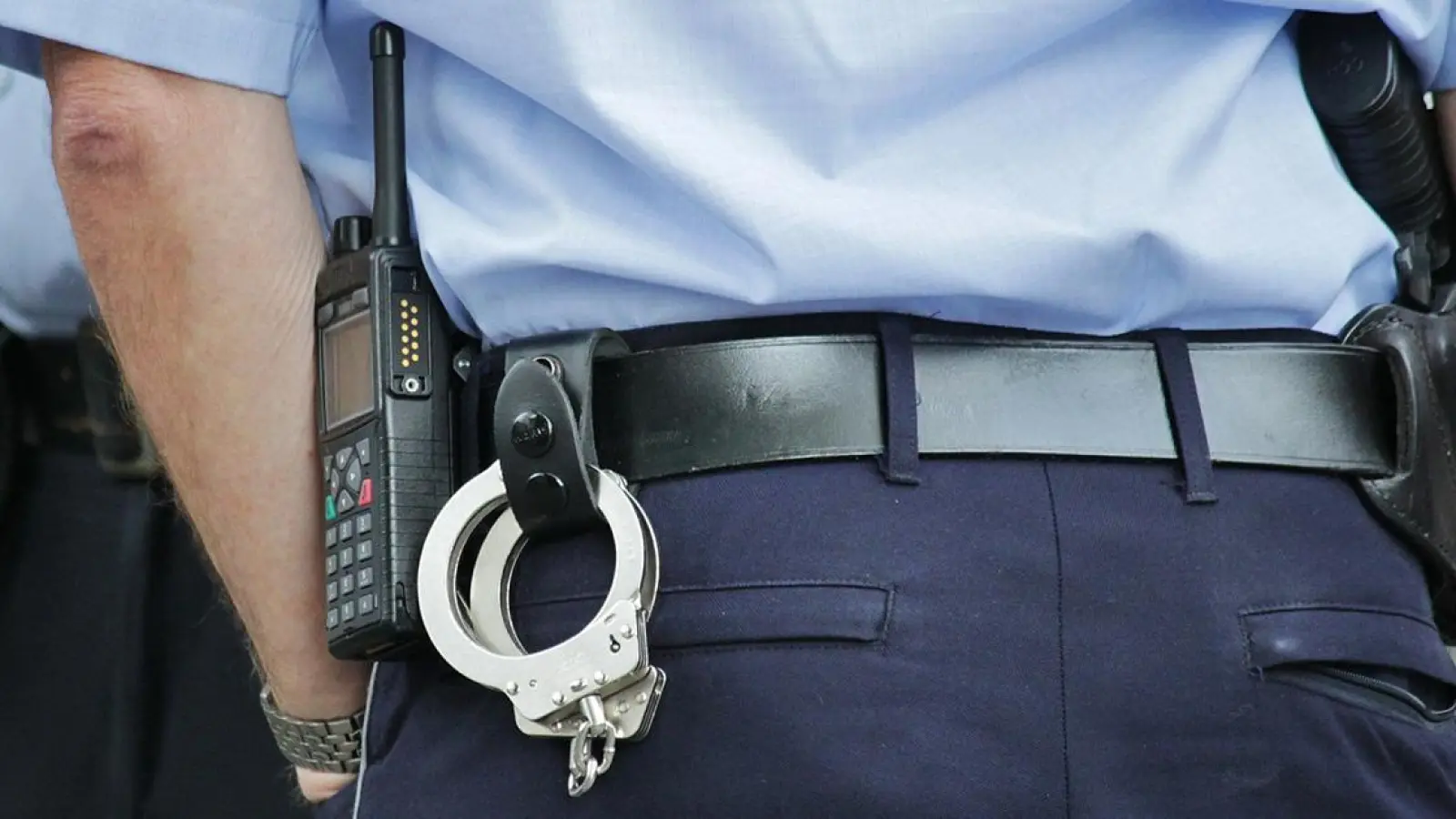 Ein Polizist in Dienstkleidung und -ausstattung. (Symbolbild: pixabay)