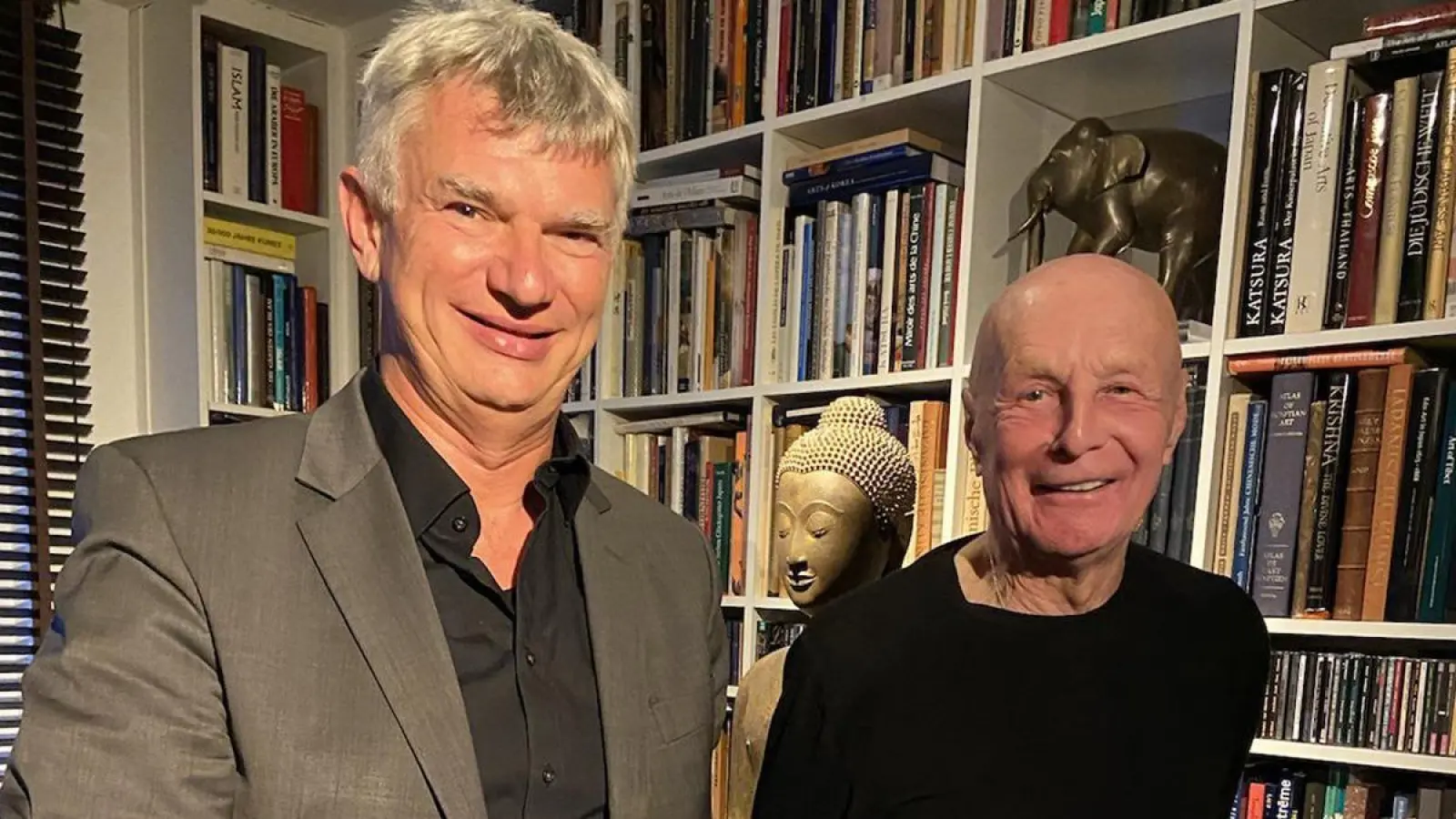Von links: Ralf Brugbauer, Leitender Bibliotheksdirektor und Peter Schmidt bei der Übergabe der Schenkung von über 1.400 Büchern. (Foto: Universität Bayreuth)