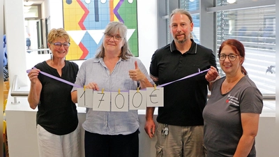 Anita Strohhacker (Schulleiterin Markgrafenschule Bayreuth), Annette Leykam (stv. Schulleiterin Markgrafenschule Bayreuth), Henrik Müller (Schulsanitätsbeauftragter) und Alexandra Küfner (Leitern des Teams BRK Herzenswunsch Hospizmobil Bayreuth). (Foto: Tobias Schif / BRK-Bayreuth)