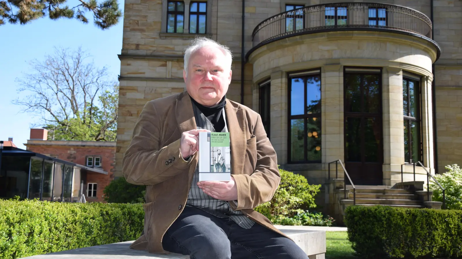 Im Wahnfried-Garten: Claus J. Frankl mit der Klaus Mann-Biographie „Kind dieser Zeit“.  (Foto: jle)
