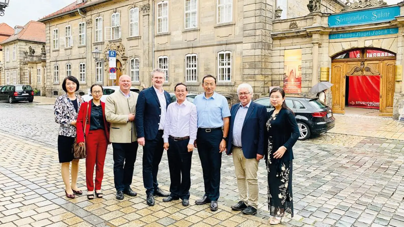 Von links: Prof. Liyan Sha/Vizeleiterin des Pflegeinstituts der Med. Uni Dalian, Chen Chen/Projektmanagement für chinesische Kooperationsprojekte bei SeniVita, Hartmut Koschyk/SeniVita-Aufsichtsratsvorsitzender,  Dr. Horst Wiesent/geschäftsführender Gesellschafter der SeniVita GmbH &amp; Co. KG und Geschäftsführer der Dr. Wiesent Schulen gGmbH, Prof. Youfei Guan/Vizerektor der Med. Uni Dalian, Prof. Jian Yin/Leiter der Universitätsverwaltung Dalian, Dr. Bernhard Haberl/ Direktor der Dr. Wiesent Berufsfachschule für Altenpflege, und Prof. Yan Li/Vizeleiterin des Zentrums für internationale Austausch und Zusammenarbeit der Med. Uni Dalian. (Foto: Foto: Red)
