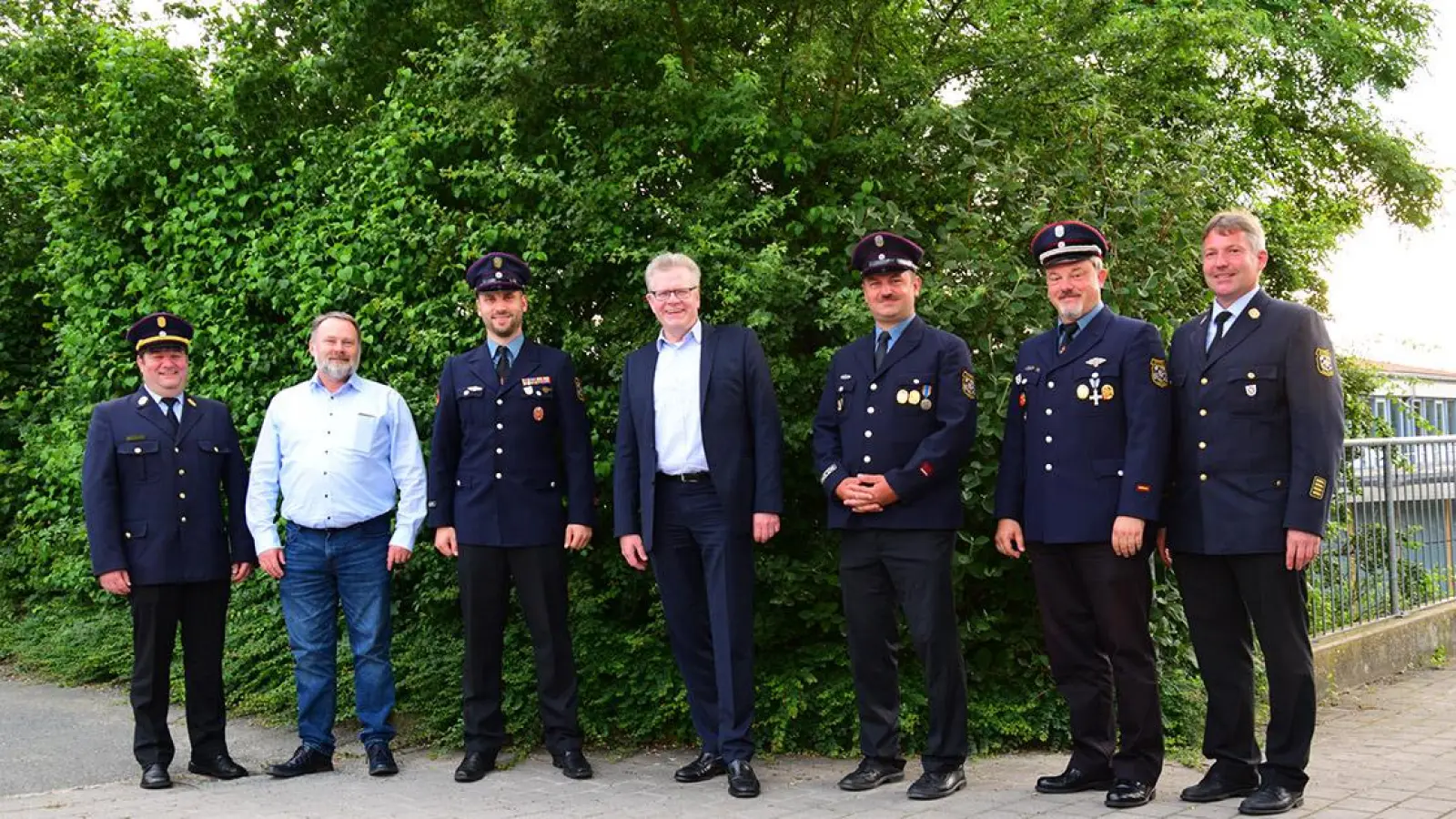 v.l.n.r.: Stadtbrandinspektor Stephan Fößel, Stadtrat und Pfleger für Feuerwehr und Katastrophenschutz Thomas Bauske, Kommandant Oliver Zapf, Oberbürgermeister Thomas Ebersberger, stellvertretender Kommandant Jürgen Franke, bisheriger Kommandant Peter Faltenbacher und Stadtbrandrat Ralph Herrmann. (Foto: red)