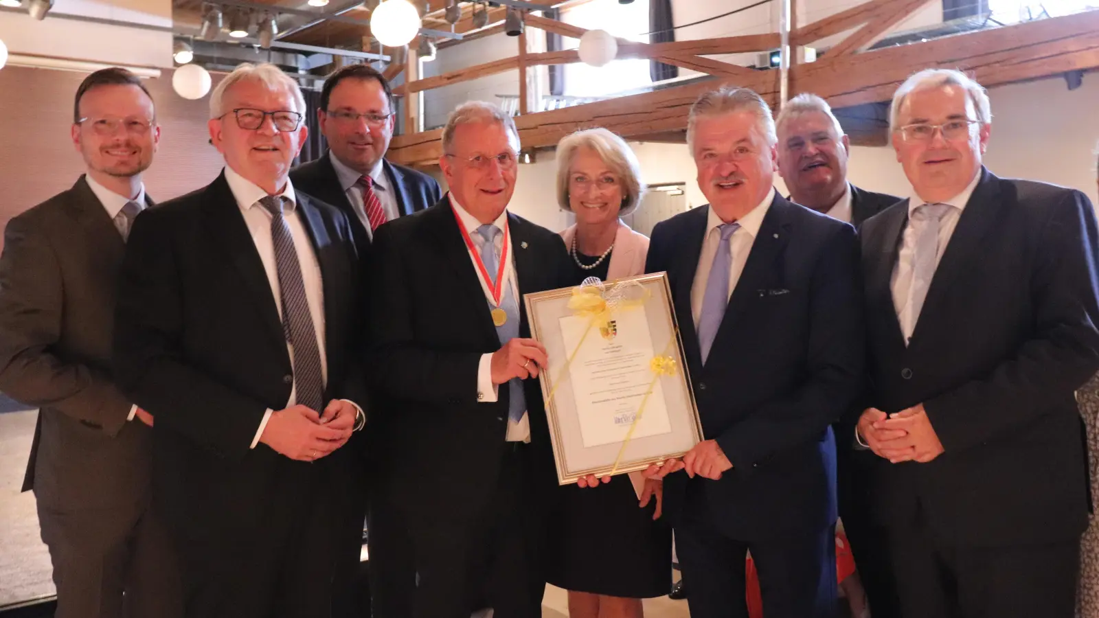 V.l.: Peter Daniel Forster, Bezirkstagspräsident von Mittelfranken, Johann Kalb, Landrat von Bamberg und weiterer Bezirkstagsvizepräsident, Staatssekretär Martin Schöffel, Bezirkstagspräsident Henry Schramm mit seiner Frau Andrea, Klaus Peter Söllner, Landrat von Kulmbach und Bezirkstagsvizepräsident, Gerhard Schneider vom CSU Kreisverband Kulmbach, Stefan Funk, Bezirkstagspräsident von Unterfranken.  (Foto: Bezirk Oberfranken )