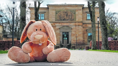 Der Osterhase vor Wahnfried in Bayreuth: Vielfältiges Programm an Sonntag und Montag. (Foto: Dörfler)