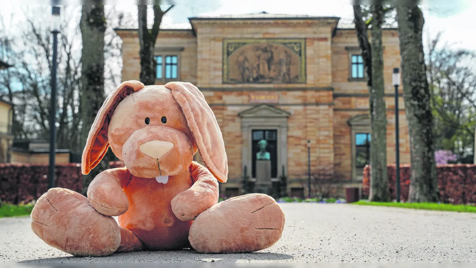 Der Osterhase vor Wahnfried in Bayreuth: Vielfältiges Programm an Sonntag und Montag. (Foto: Dörfler)