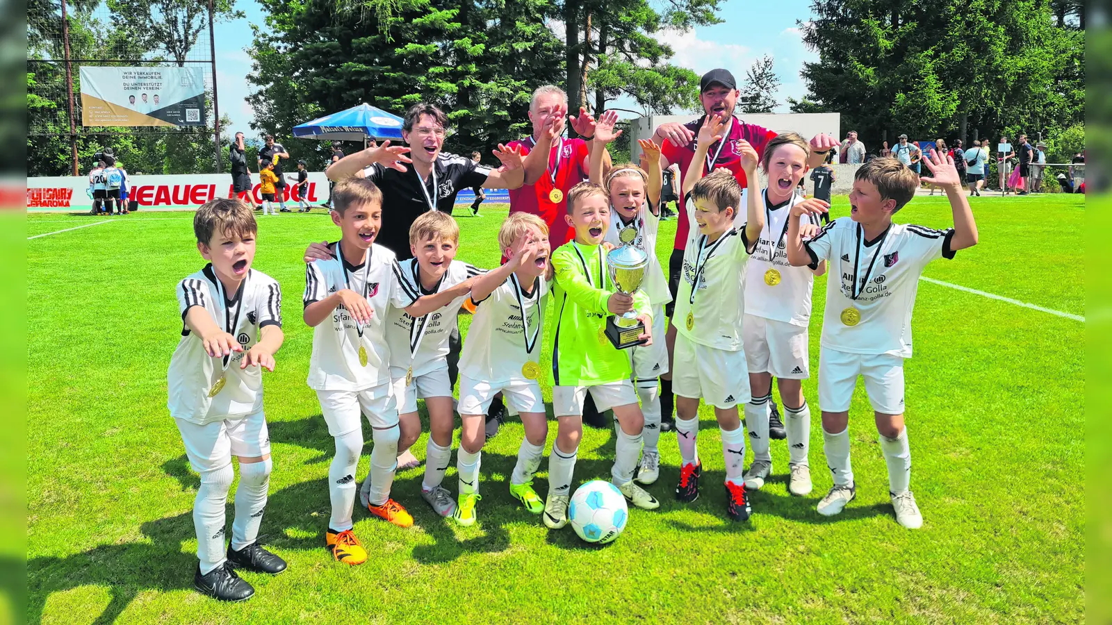 So sehen Sieger aus: v.l. Oscar, Nicolas, Karl, Josua, Henri, Simon, Leonard, Fabian und Noah. Trainer v.l.: Christian, Marek und Daniel.  (Foto: red )