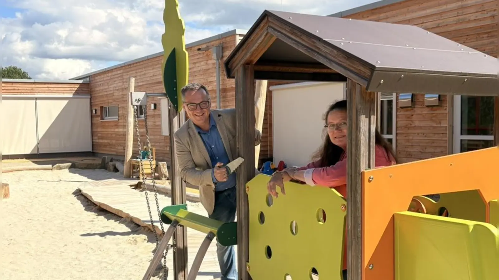 Bürgermeister Rainer Strobel und Kitaleitung Stefanie Gradel testen schon mal die neuen Spielgeräte.  (Foto: S. Hoffmann )