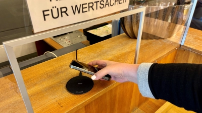 Wer einen Behördengang in der Stadtverwaltung Bayreuth zu erledigen hat, kann ab sofort während einer möglichen Wartezeit kostenlos sein Mobiltelefon aufladen (Foto: Stadt Bayreuth)