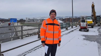 Thomas Pfeifer von der Autobahn GmbH auf der Rampe 4. Darunter verläuft die A9. (Foto: Lenkeit)