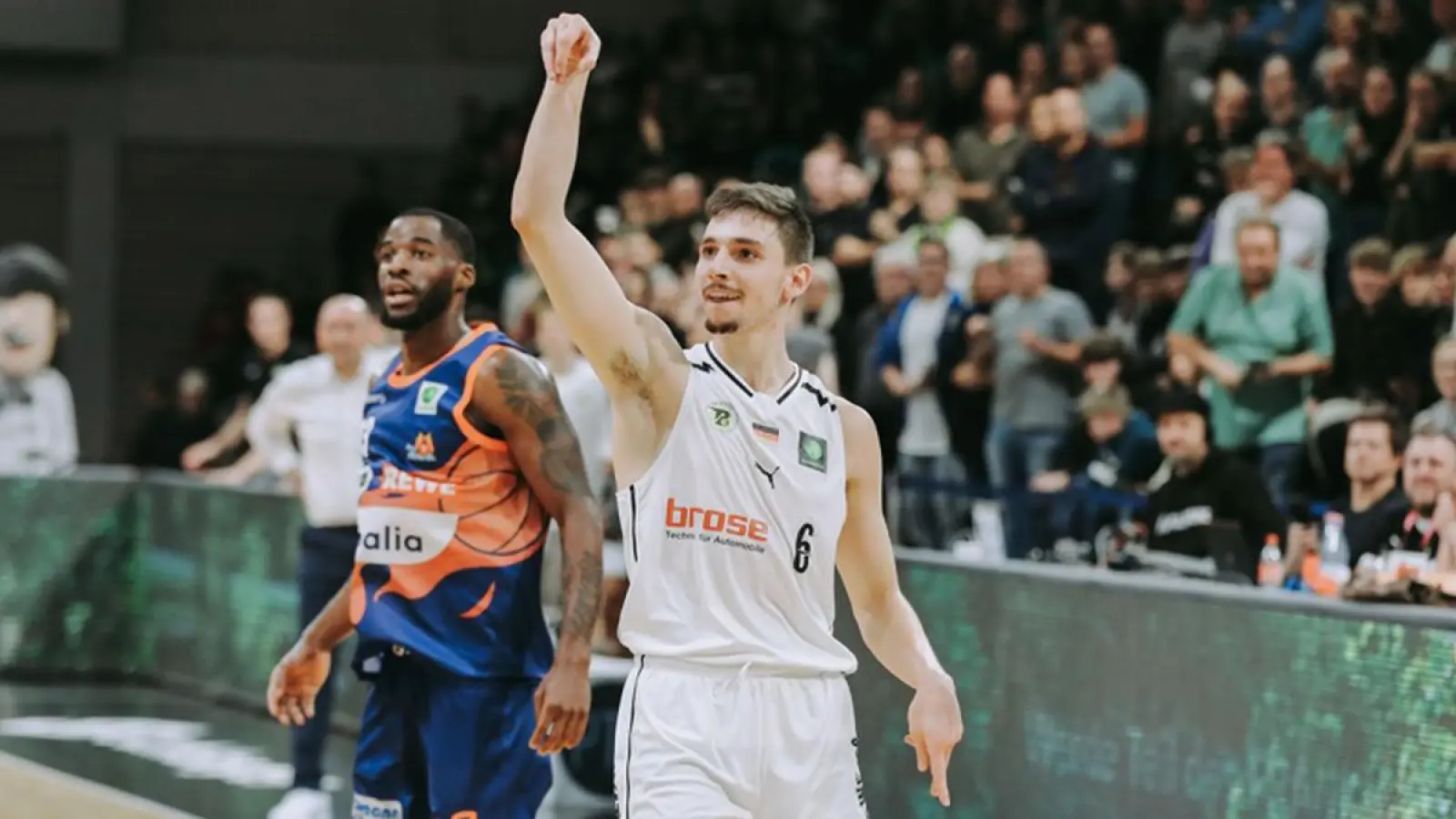 Im Heimspiel gegen Gießen deutet die Statistik auf viele Punkte hin. Moritz Plescher könnte wie zuletzt gegen Hagen von jenseits der Dreierlinie punkten. (Foto: Ochsenfoto.de)