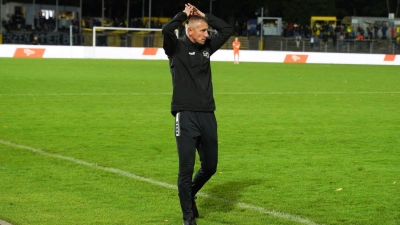 Angesichte des leichtfertig vergebenen Sieges im Oberfrankenderby konnte Trainer Marek Mintal nur noch die Hände über dem Kopf zusammenschlagen. (Foto: Archiv/Stefan Dörfler)