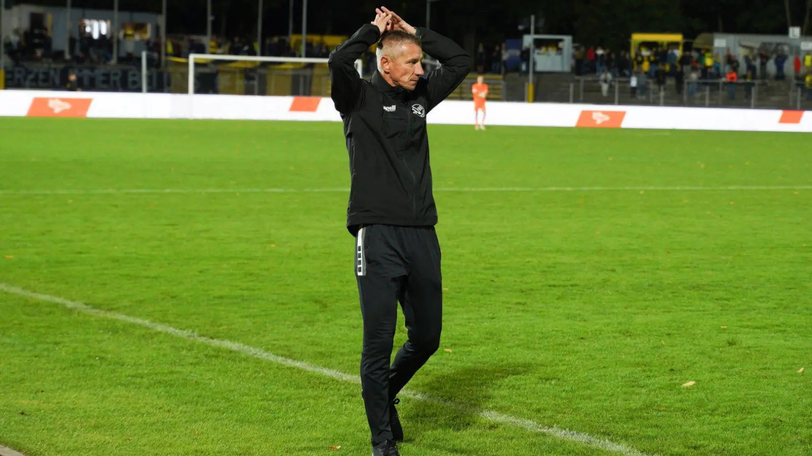 Angesichte des leichtfertig vergebenen Sieges im Oberfrankenderby konnte Trainer Marek Mintal nur noch die Hände über dem Kopf zusammenschlagen. (Foto: Archiv/Stefan Dörfler)