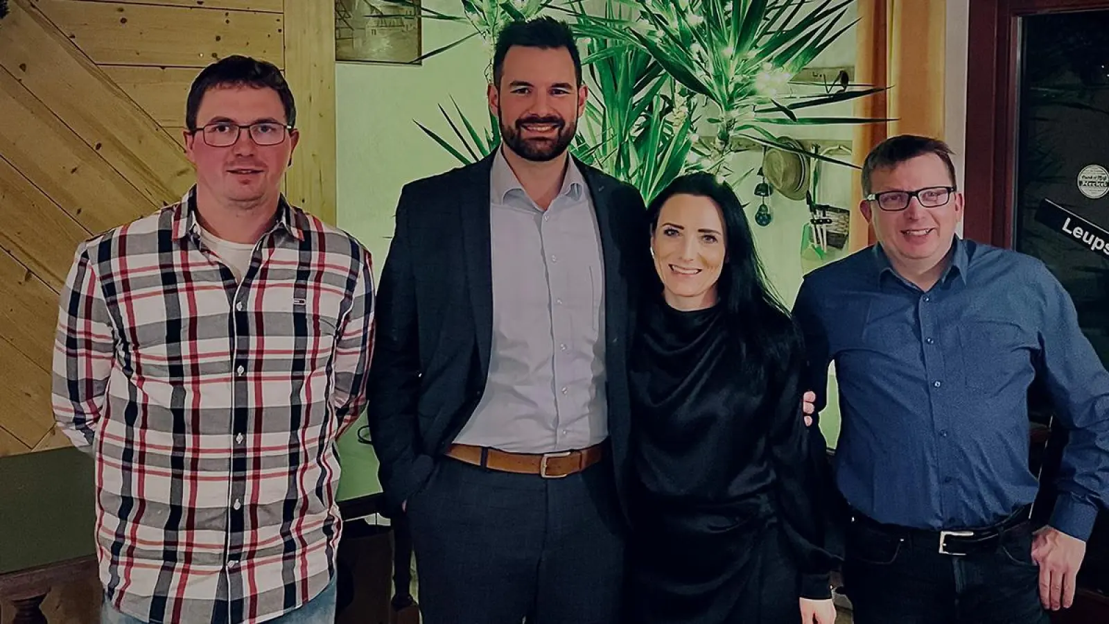 V.l.n.r. Stadtrat Klaus Thiem, Bürgermeisterkandidat Christian Weber, Christian Webers Ehefrau Miriam Weber, Kreisrat Matthias Brendel. (Foto: red)