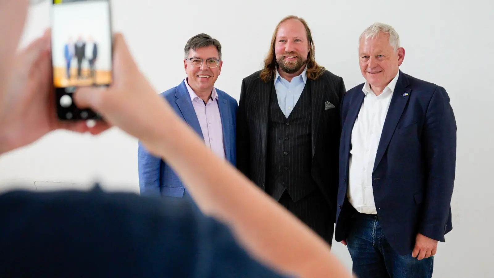 Die Podiumsdiskussion war ein voller Erfolg - viele Themen konnten besprochen und diskutiert werden. V.l. Moderator Thomas Nagel, MdB Anton Hofreiter und MdB Thomas Hacker.  (Foto: red )