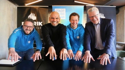 Laola fürs Kreuzer-Open-Air. V.l.: Benjamin Beyer (Bäderleiter Stadtwerke Bayreuth), Ahmad Kordbacheh (Veranstalter), Markus Rützel (Geschäftsführer Stadtwerke Bayreuth) und OB Thomas Ebersberger. (Foto: red)