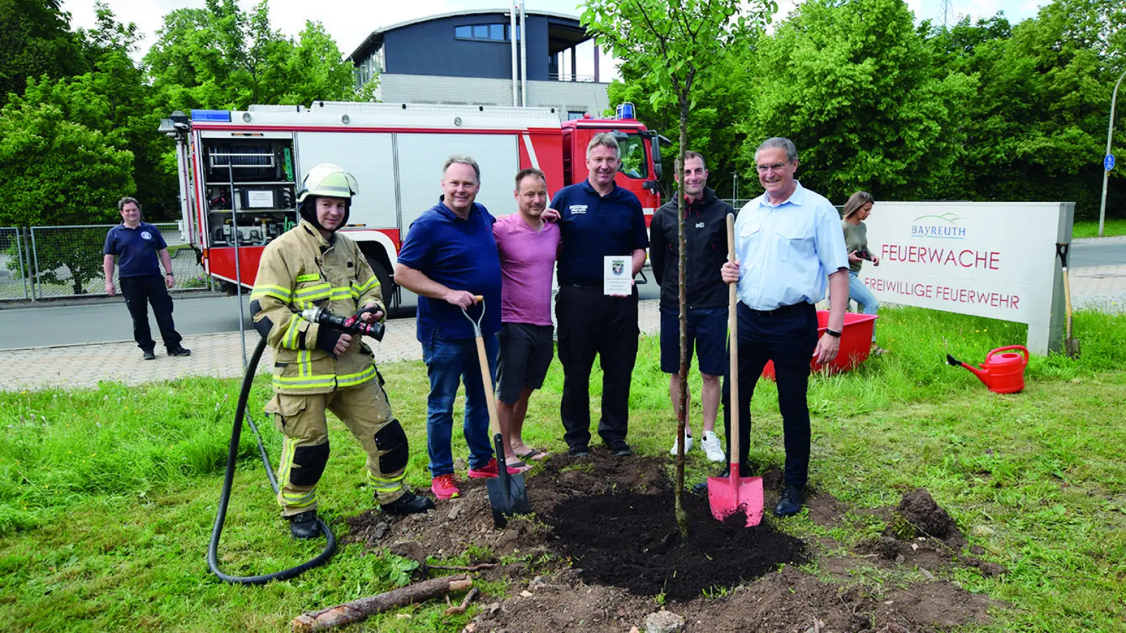 Baumpflanzung Feuerwehren Annecy und Bayreuth Foto red (Foto: Foto: red)