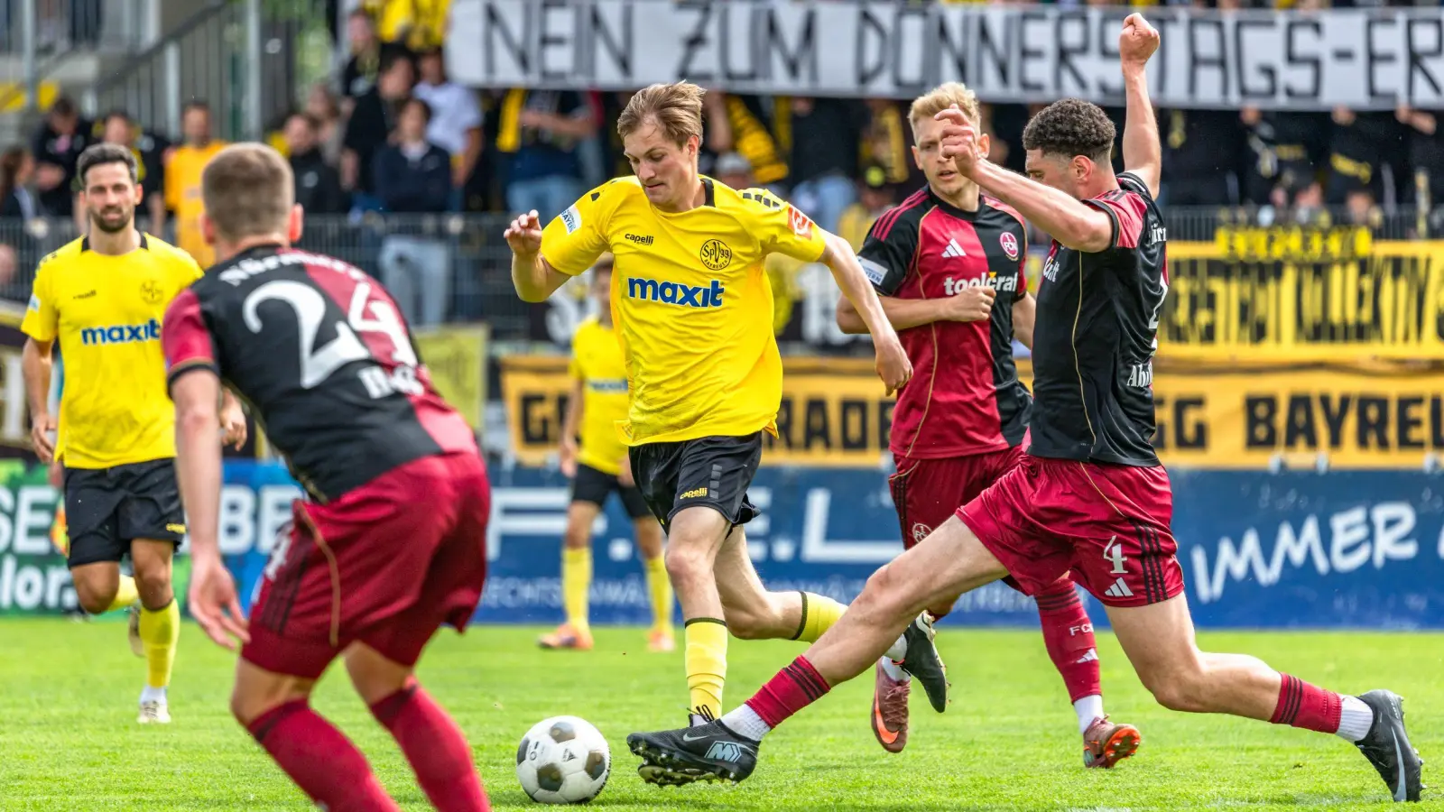 Nach einem zwar torlosen, aber interessanten Spiel konnten am Ende sowohl die Altstadt als auch die „Zweite” des Club jubeln. (Foto: Dirk Ellmer)