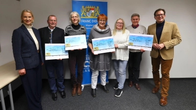 Der Landtagsabgeordnete Franc Dierl (rechts) und seine Frau Barbara (links) verzichteten in diesem Jahr erneut auf Weihnachtskarten und spendeten stattdessen jeweils 500 Euro an vier gemeinnützige Initiati ven. Die entsprechenden Schecks nahmen (von links) Günter Rusch (Kitzrettung Oberfranken), Christine Wagner (Tafel Pegnitz), Ingrid Sei del sowie Silvia Campbell (Rote Katze e.V.) und Pfarrer Thomas Hof mann (kids-Treff Neue Heimat) entgegen.  (Foto: F. Dierl )