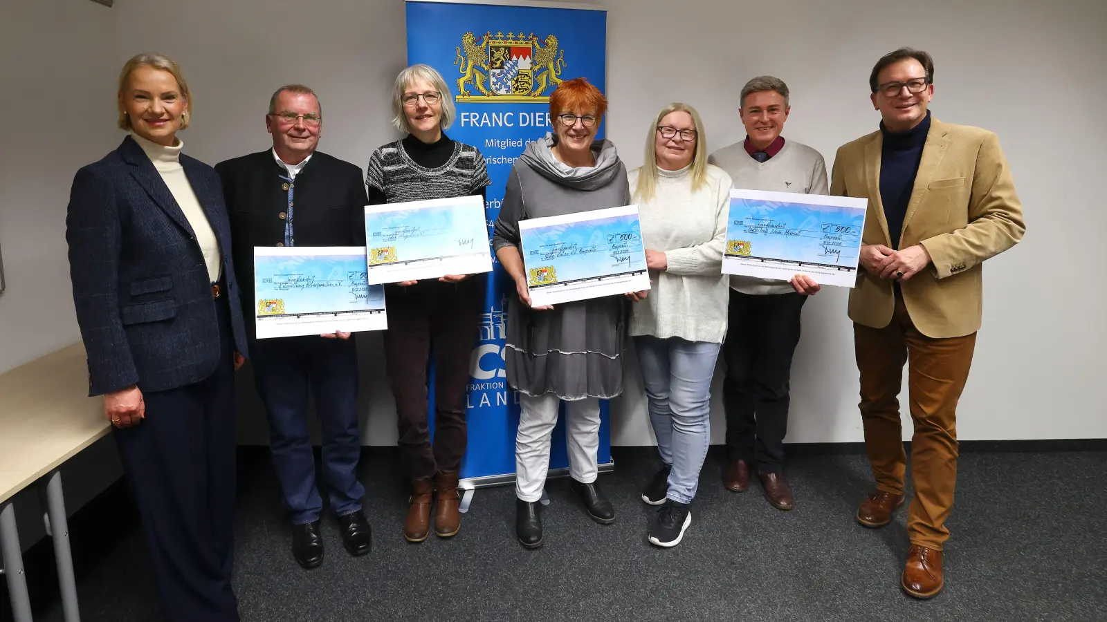 Der Landtagsabgeordnete Franc Dierl (rechts) und seine Frau Barbara (links) verzichteten in diesem Jahr erneut auf Weihnachtskarten und spendeten stattdessen jeweils 500 Euro an vier gemeinnützige Initiati ven. Die entsprechenden Schecks nahmen (von links) Günter Rusch (Kitzrettung Oberfranken), Christine Wagner (Tafel Pegnitz), Ingrid Sei del sowie Silvia Campbell (Rote Katze e.V.) und Pfarrer Thomas Hof mann (kids-Treff Neue Heimat) entgegen.  (Foto: F. Dierl )