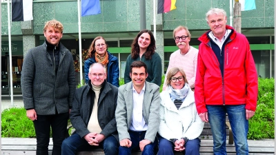 Hinten v.l.: Florian André Unterburger, Sabine Steininger, Johanna Schmidtmann, Klaus Wührl-Struller, Eckhard Sabarth. Vorne sitzend, v.l.: Ulf Boderius, Jannick Metz, Gabi Hemmer. (Foto: red)
