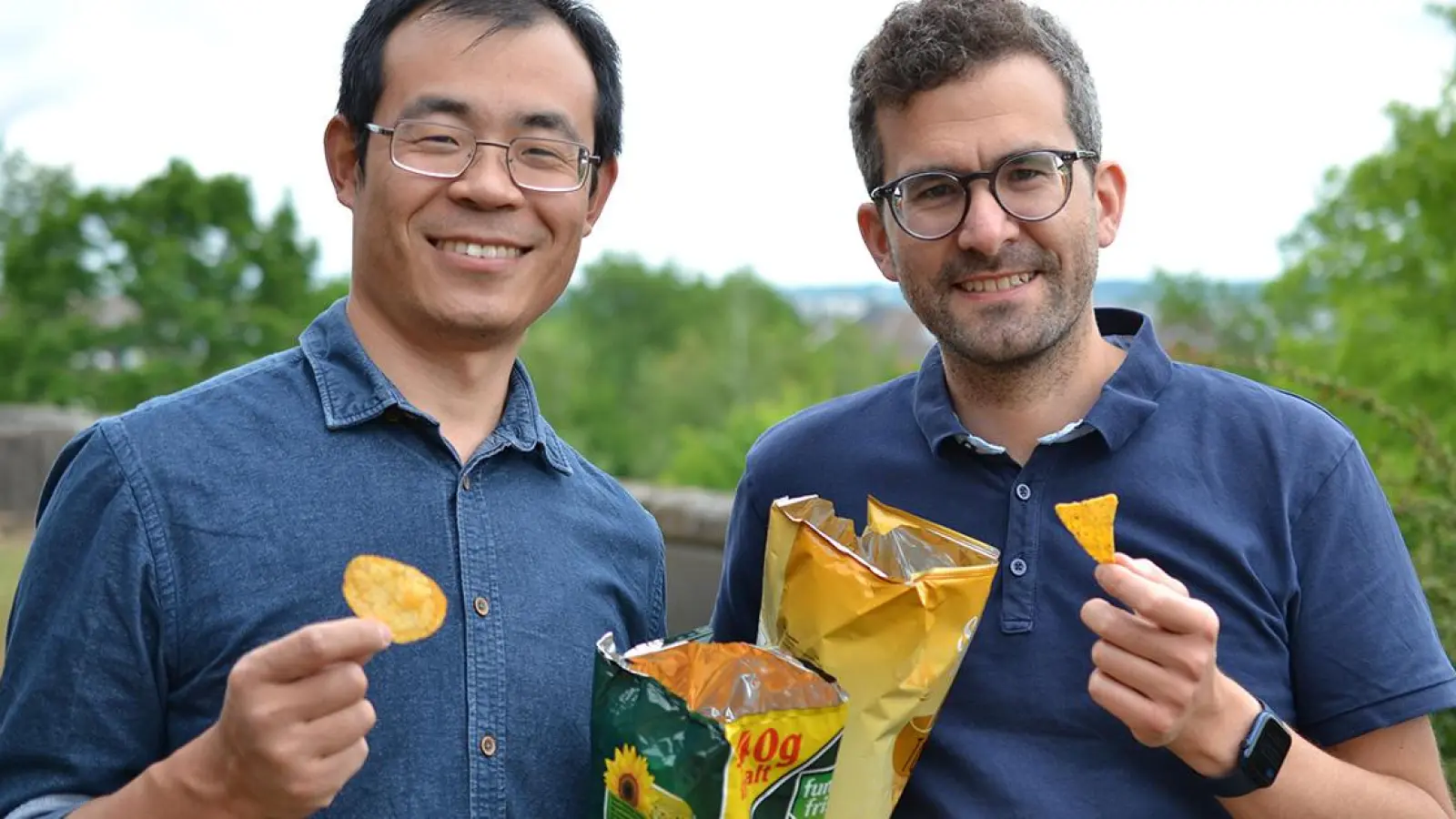 Neues Leben für Chipstüten: Dr. Qimeng Song und Prof. Dr. Markus Retsch von der Uni Bayreuth. (Foto: Dominik Benke)