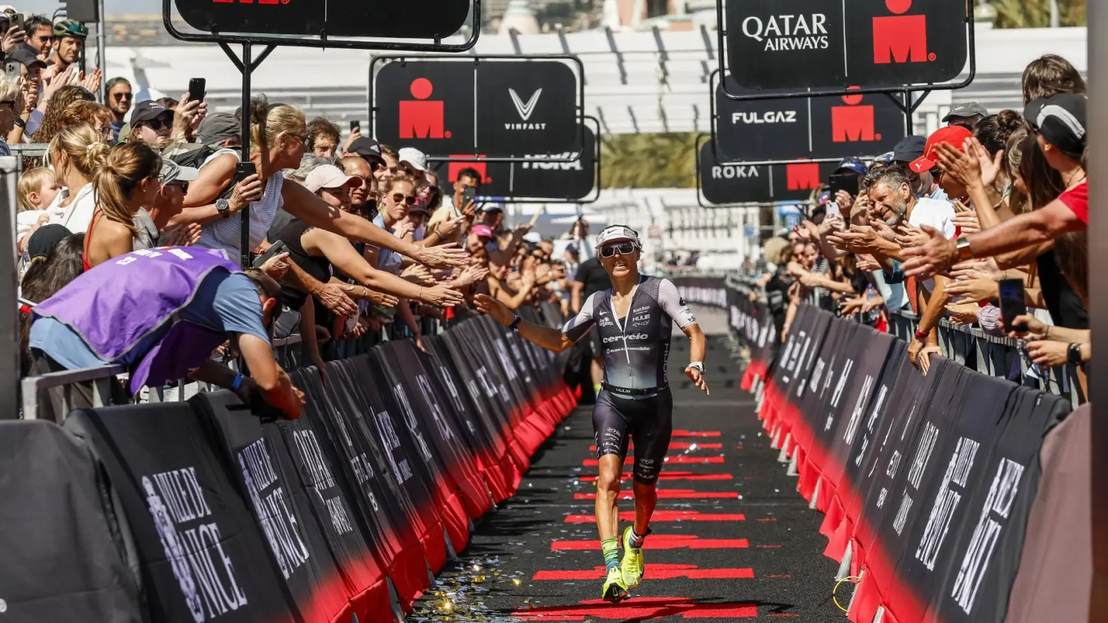 Anne Haug wurde bei ihrem Start beim Halbdistanztriathlon in Nizza von den Fans begeistert gefeiert. (Foto: IRONMAN Pablo Blazquez I Anne Haug Management Frank Übelhack)