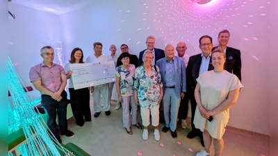 An der Klinik Hohe Warte wurde ein innovativer neuer Snoezelenraum eingeweiht. Dabei waren der Vorsitzende des Krankenhauszweckverbandes, Oberbürgermeister Thomas Ebersberger, die Vorsitzende des Freundeskreises der Klinikum Bayreuth GmbH, Lissi Weigel, Klinikum-Geschäftsführer Dietmar Pawlik, Vertreterinnen und Vertreter des Rotary Clubs Bayreuth-Wilhelmine und der Klinikum Bayreuth GmbH.  (Foto: Klinikum Bayreuth )