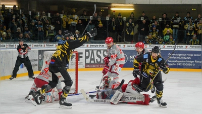 Auch in der kommenden Saison hofft Vize-Kapitän Sam Verelst (rechts) nach seiner Vertragsverlängerung Tore für die onesto Tigers wie hier im Heimspiel gegen den EC Peiting bejubeln zu können. (Foto: Archiv/sd)